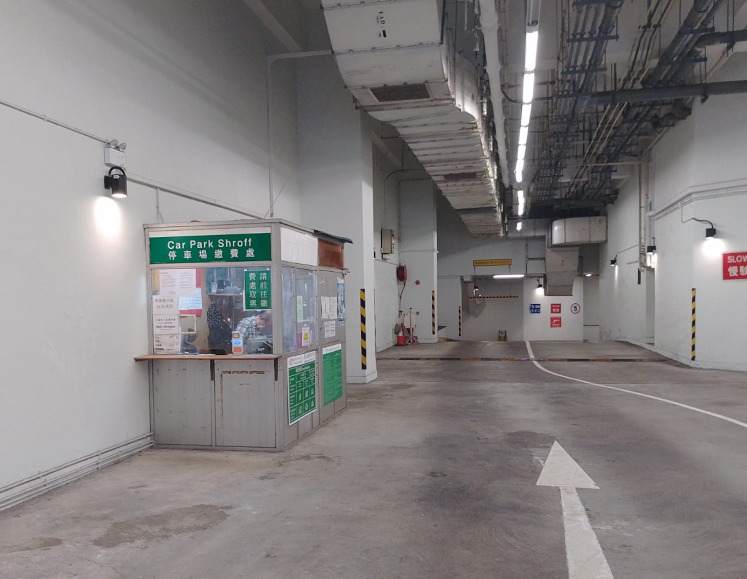 港島東體育館停車場 入口照片