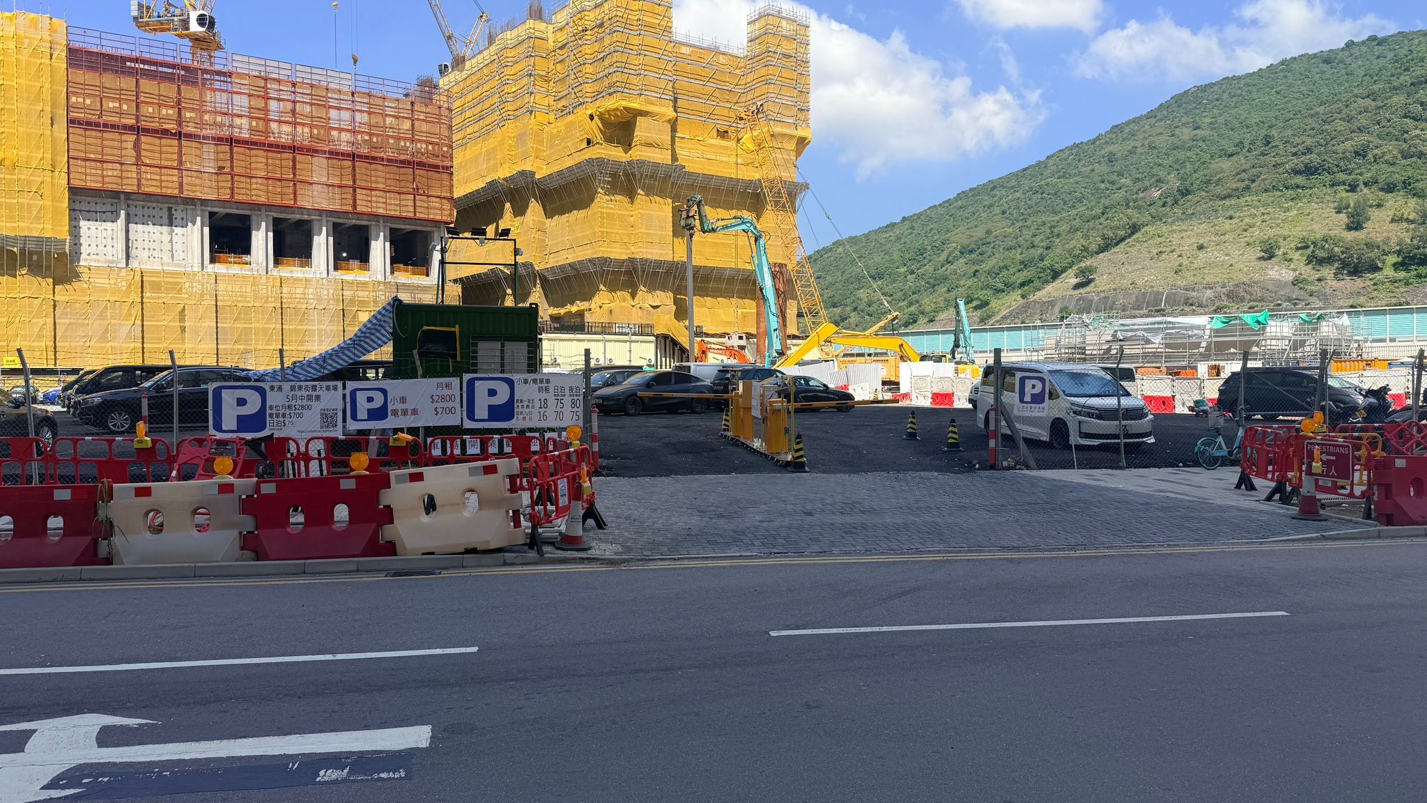 東涌錦東街露天收費停車場 入口照片